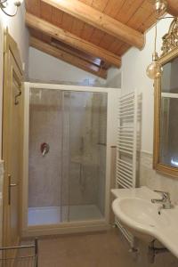 La salle de bains est pourvue d'une douche et d'un lavabo. dans l'établissement Agriturismo Villa Stella, à Rivoli Veronese