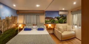 ein Schlafzimmer mit einem Kingsize-Bett und einer Couch in der Unterkunft Magic Robin Hood in Albir