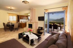 Chaliotata的住宿－Sunrise Villa，客厅配有沙发和桌子