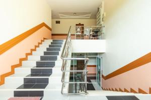 uma escada numa casa com um corrimão de metal em M Resort em Songkhla