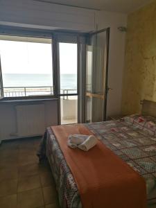 Ein Bett oder Betten in einem Zimmer der Unterkunft La Terrazza sul Mare