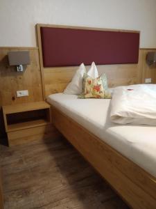 Ein Bett oder Betten in einem Zimmer der Unterkunft Frühstückspension Helmhof