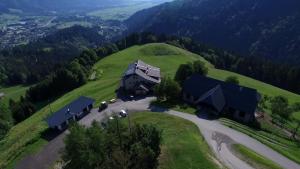 eine Luftansicht eines Hauses auf einem Hügel in der Unterkunft Gasthof Lamprechtbauer in Kötschach