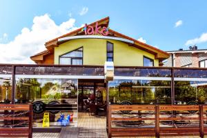 克莱佩达Tako Baras的餐厅前方设有窗户