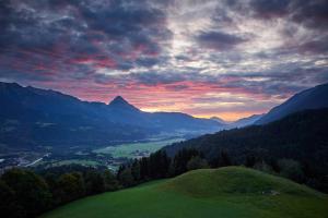 ケットシャッハにあるGasthof Lamprechtbauerの山からの夕日の渓谷の眺め