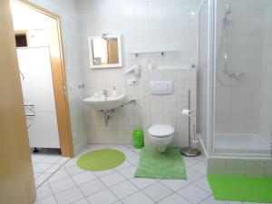 Ένα μπάνιο στο Doppelzimmer Heimatliebe