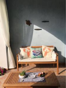 uma sala de estar com um sofá e uma mesa em Coral house em Santa Maria