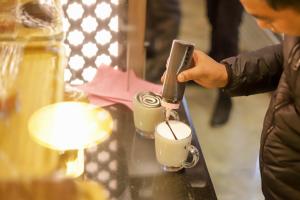 Set per la preparazione di tè e caffè presso Thamel Boutique Hotel