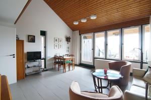 ein Wohnzimmer mit einem Sofa und einem Tisch in der Unterkunft Terrassenpark Apartments in Sasbachwalden