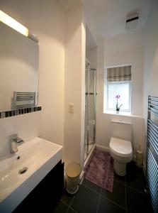 オックスフォードにあるオックスフォード ゲスト ハウスのバスルーム(洗面台、トイレ付)、窓が備わります。
