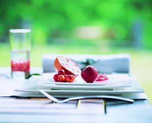 un plato de fruta sentado sobre una mesa en Anaya's Lake House, en Kochi