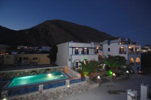 una casa con piscina di notte di Aretousa Villas a Perissa
