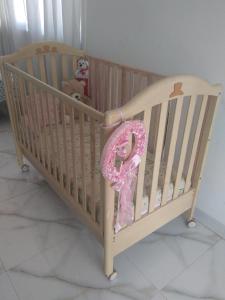 a baby crib with a pink pretzel in it at VILLA ARIANNA in Wattala