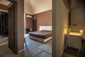 a bedroom with a bed and a desk in a room at Dimora Nettare in Brindisi