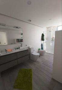 Koupelna v ubytování New apartment near the beach in Playa Paraiso