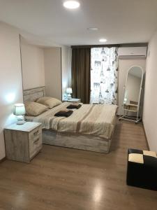 1 dormitorio con cama grande y ventana grande en Le Petit en Tiflis