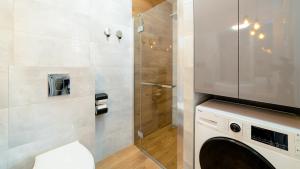 Kúpeľňa v ubytovaní Apartamenty EverySky - Izerska 8 + 37 fotografií