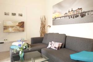 ein Wohnzimmer mit einem Sofa und einem Tisch in der Unterkunft Villa Wiederkehr Einkehr in Ostseebad Sellin