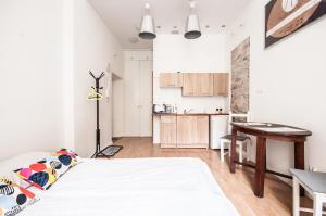 een slaapkamer met een bed en een bureau in een kamer bij Apartment in the center of Warsaw in Warschau