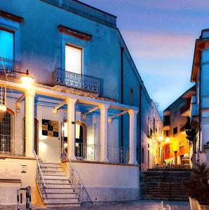 un edificio azul con escaleras delante en Dimora Nettare en Bríndisi