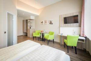 Zimmer mit 2 Betten, einem Tisch und Stühlen in der Unterkunft Hotel Diana in Bad Bentheim