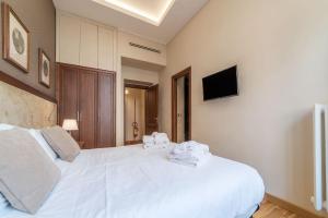 A television and/or entertainment centre at 900 Apartments Lazio, Emilia & La Corte