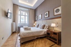 A bed or beds in a room at 900 Apartments Lazio, Emilia & La Corte