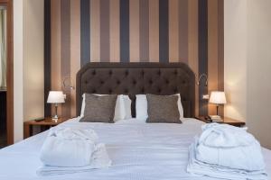 A bed or beds in a room at 900 Apartments Lazio, Emilia & La Corte