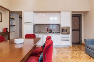A kitchen or kitchenette at 900 Apartments Lazio, Emilia & La Corte