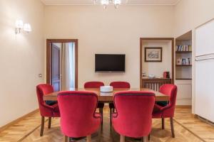 A television and/or entertainment centre at 900 Apartments Lazio, Emilia & La Corte