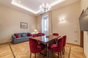 A television and/or entertainment centre at 900 Apartments Lazio, Emilia & La Corte