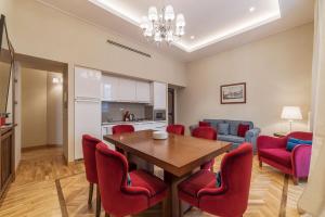 A kitchen or kitchenette at 900 Apartments Lazio, Emilia & La Corte