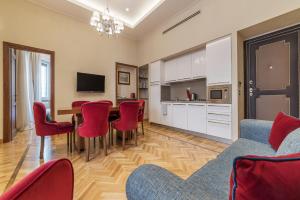 A kitchen or kitchenette at 900 Apartments Lazio, Emilia & La Corte