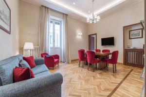 A television and/or entertainment centre at 900 Apartments Lazio, Emilia & La Corte