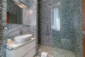 A bathroom at 900 Apartments Lazio, Emilia & La Corte Még 25 kép