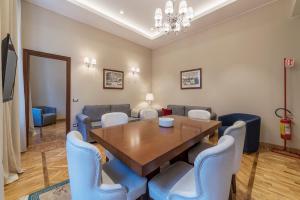 A seating area at 900 Apartments Lazio, Emilia & La Corte