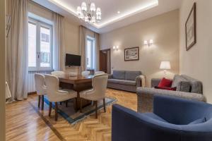 A television and/or entertainment centre at 900 Apartments Lazio, Emilia & La Corte