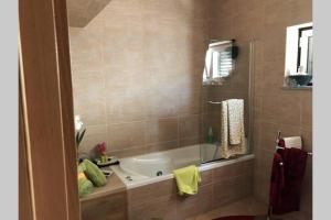 RibeiradioにあるHolidays “Villa Familia Silva”のバスタブと洗面台のあるバスルーム +25枚の写真