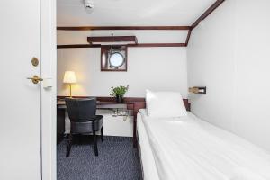 Letto o letti in una camera di Mälardrottningen Yacht Hotel & Restaurant