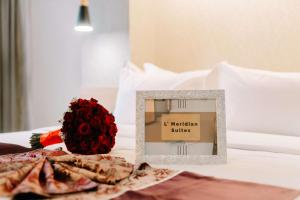 L' Meridian Suites客房内的一张或多张床位