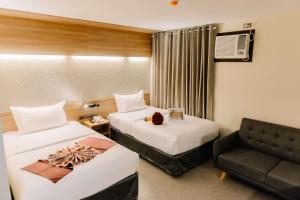Postel nebo postele na pokoji v ubytování L' Meridian Suites + 10 fotografií