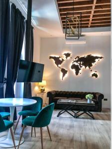 uma sala de estar com um mapa do mundo na parede em Casa Blanca em Málaga