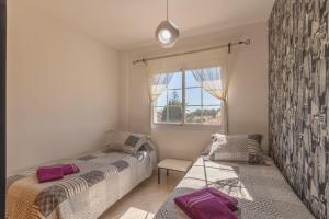 Un dormitorio con dos camas y una ventana. en Casa Las Bahias - 3140-16 Mallorca, en Badia Blava 25 fotos más
