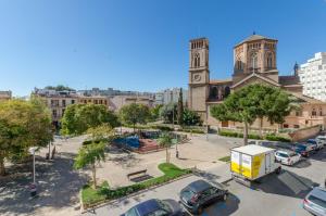 uma vista para uma igreja com carros estacionados num parque de estacionamento em Urban Hostel Palma - Albergue Juvenil - Youth Hostel em Palma de Maiorca