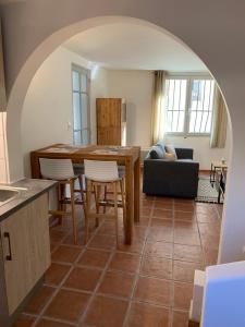 uma cozinha e sala de estar com mesa e cadeiras em Beausoleil em Avignon