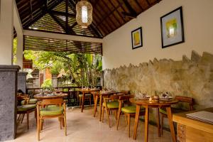 A restaurant or other place to eat at Gunung Merta Bungalows