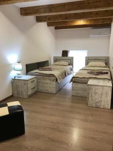 1 dormitorio con 2 camas y mesa con lámpara en Le Petit en Tiflis