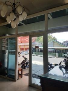 una ventana de una tienda con vistas a la calle en Mina Homestay Syariah, en Bukittinggi