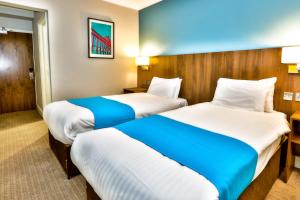 A bed or beds in a room at The Jephson Hotel; BW Signature Collection 