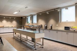 Køkken eller tekøkken på a&o Copenhagen Sydhavn